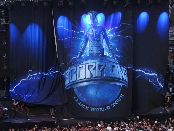 Scorpions - dvíhanie opony pri Crazy World Tour