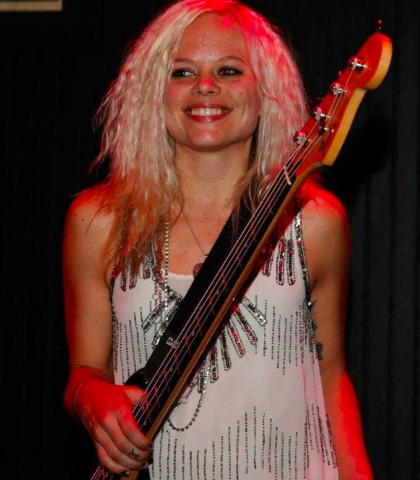 Megan Thomas basgitaristka Ghost