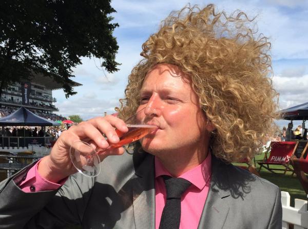Mick Hucknall má rád svoje víno simply red