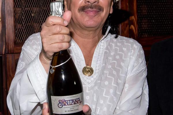 Carlos Santana a vínko pre charitu